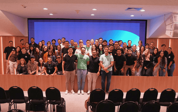 Time do Grupo Colina reunido na sede